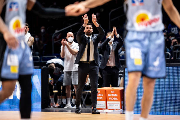 ESPN：药厂将塞尔塔主帅希拉尔德斯列为滕哈格潜在继任者之一